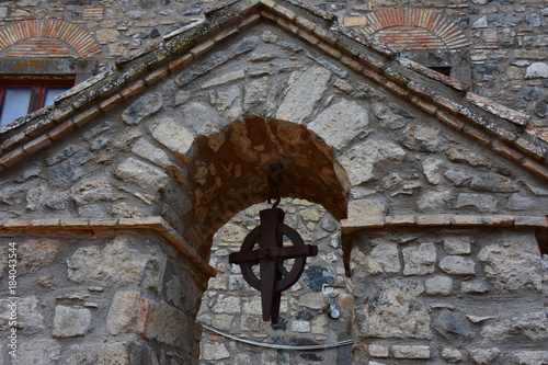 Italia, Basilicata, Melfi. Città costituita da un centro storico di aspetto medievale. Castello normanno, secolo XI. Primo piano del pozzo nella corte. photo