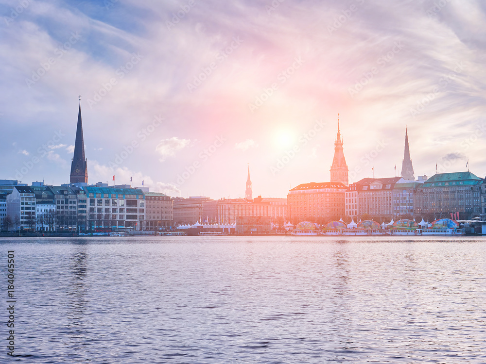 Obraz premium Alster Lake and Hamburg city