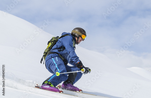 gekonnt unterwegs beim Skifahren im Gelände