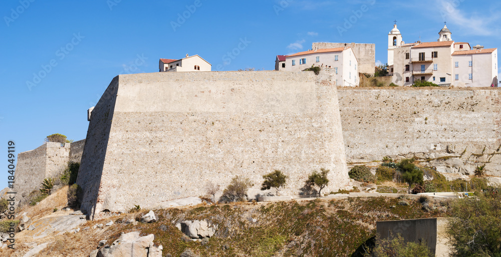 Corsica, 03/09/2017: vista dello skyline dell'antica Cittadella di Calvi, famosa meta turistica sulla costa nord ovest dell'isola, con le sue antiche mura e i campanili delle chiese Corsica, 03/09/2017: vista dello skyline dell'antica Cittadella di Calvi, famosa meta turistica sulla costa nord ovest dell'isola, con le sue antiche mura e i campanili delle chiese