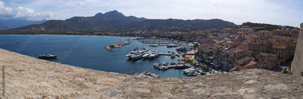 Corsica, 03/09/2017: il Mar Mediterraneo e e le barche nel porto turistico visti dalle mura dell'antica Cittadella di Calvi