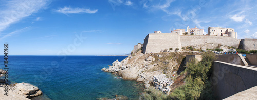 Corsica, 03/09/2017: il Mar Mediterraneo e la spiaggia con vista sullo skyline dell'antica Cittadella di Calvi con le sue antiche mura 