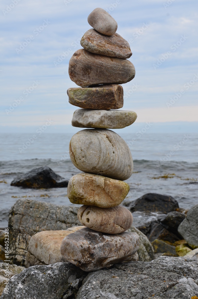 Fototapeta premium Stacked rocks at sea shore