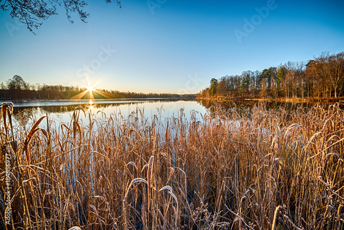 Fototapeta Naklejka Na Ścianę i Meble -  Winter sunrise over the lake