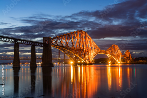 Foto The Forth Rail Bridge crossing between Fife and Edinburgh, Scotland