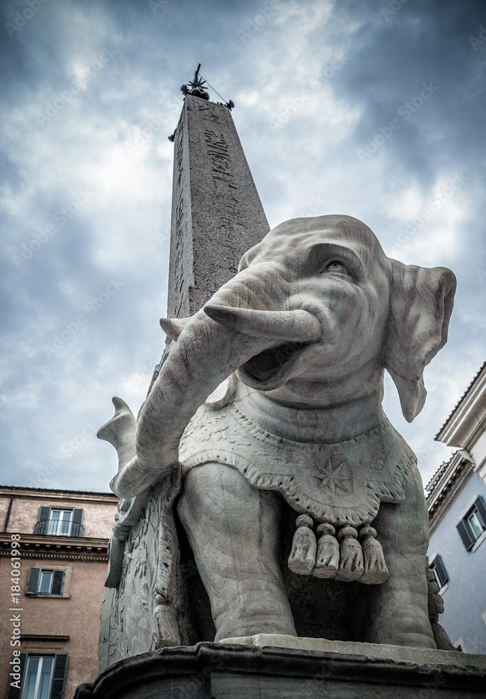 Obraz premium Słoń i obelisk Berniniego na Piazza della Minerva, Rzym, Włochy