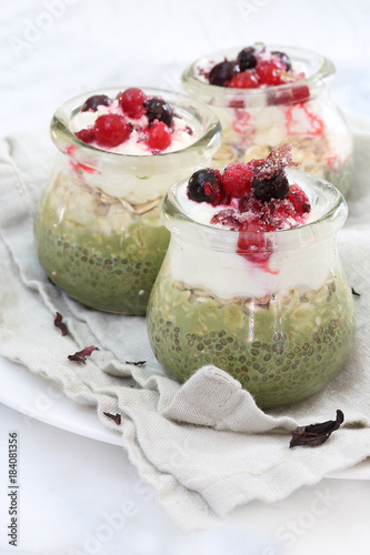 Overnight oal au thé matcha et fruits rouges