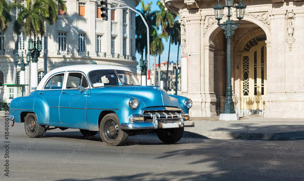 Amerikanischer blauer Chevrolet Oldtimer mit weissem Dach auf der Strasse in Havana City Cuba - Serie Cuba Reportage