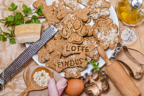 Fototapeta Naklejka Na Ścianę i Meble -  Flat lay selbstgebackene Hundekekse mit allen Zutaten