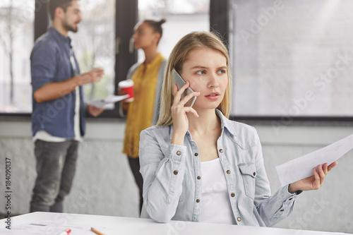Photos Professional businesswoman discuss with administrative manager mistakes in repor