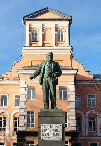 Первый памятник Ленину в Петрограде, Ленинграде, Петербурге