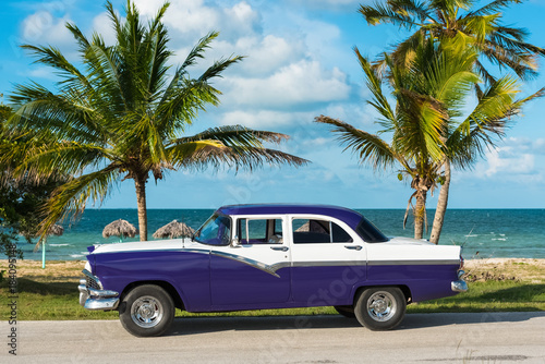 Amerikanischer blau weisser Ford Fairlane Oldtimer parkt am Strand unter Palmen in Varadero Cuba - Serie Cuba Reportage © mabofoto@icloud.com