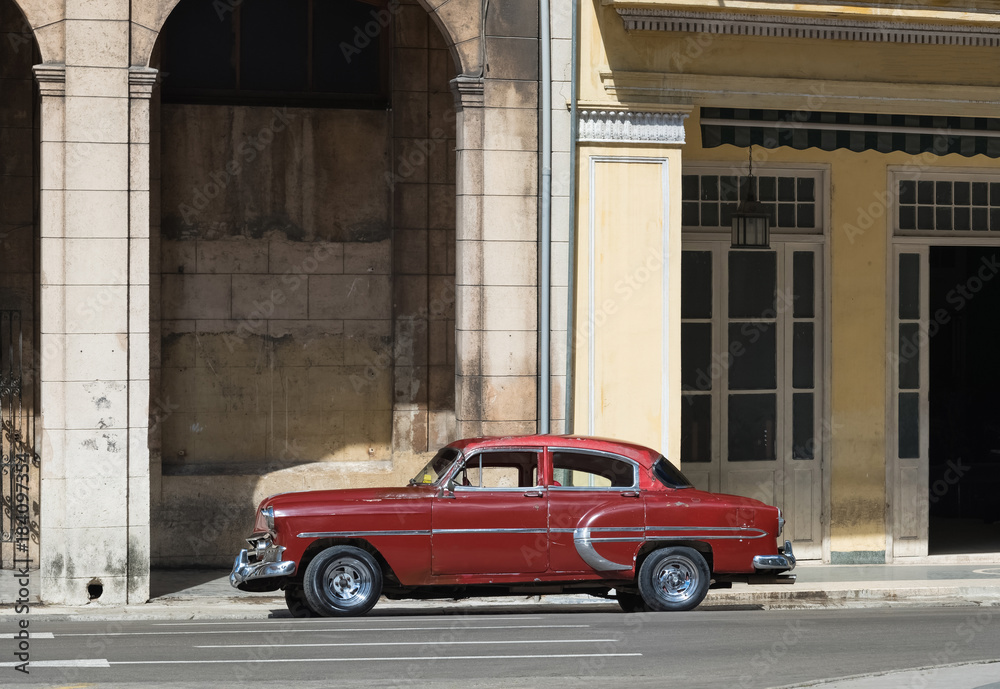 Amerikanischer roter Chevrolet Oldtimer parkt in Havanna Kuba vor dem Gran Teatro - Serie Cuba Reportage
