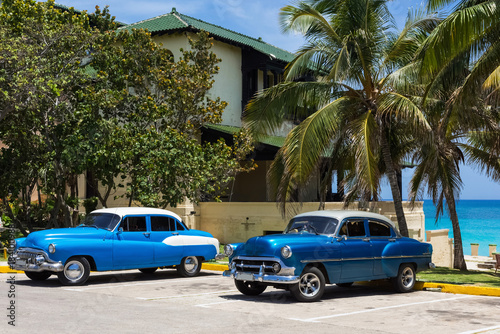 Amerikanischer blauer Chevrolet Oldtimer parkt am Strand unter Palmen in Varadero Cuba - Serie Cuba Reportage © mabofoto@icloud.com