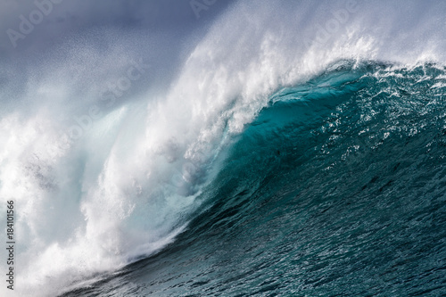 Fototapeta Naklejka Na Ścianę i Meble -  Big crashing Ocean wave up close