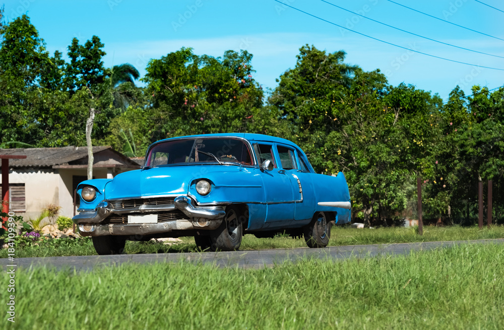 Amerikanischer blauer Chevrolet Oldtimer fährt auf der Landstrasse in Matanzas Cuba - Serie Cuba Reportage