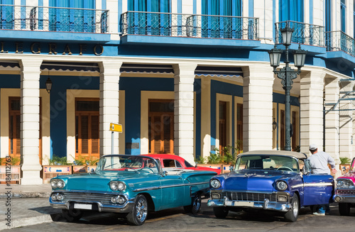 Strassenleben in in Havana City Cuba mit amerikanischem Desto Chevrolet und Pontiac Cabriolet Oldtimern - Serie Cuba Reportage © mabofoto@icloud.com
