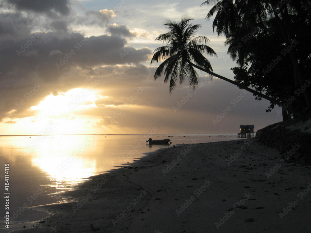 Atardecer en Tahiti. Playa Polinesia Francesa (Oceania)