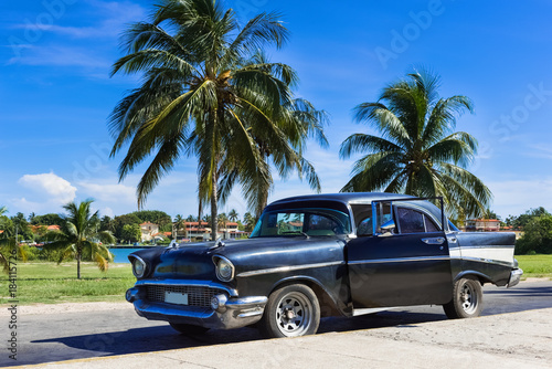 Amerikanischer schwarzer Chevrolet Oldtimer parkt am Strand unter Palmen in Varadero Cuba - Serie Cuba Reportage © mabofoto@icloud.com