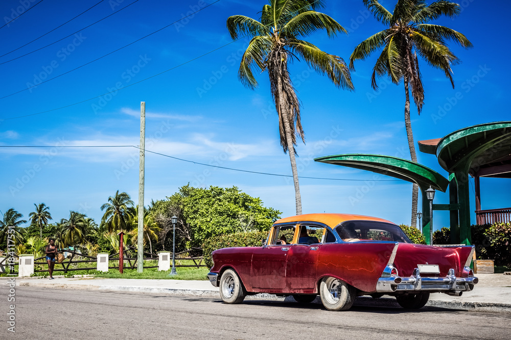 HDR - Amerikanischer roter Chevrolet Oldtimer parkt am Strand unter Palmen in Varadero Cuba - Serie Cuba Reportage