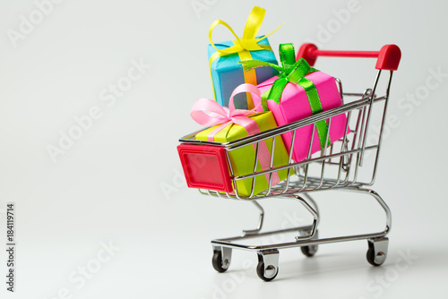 Multiple colors gifts in a shopping cart