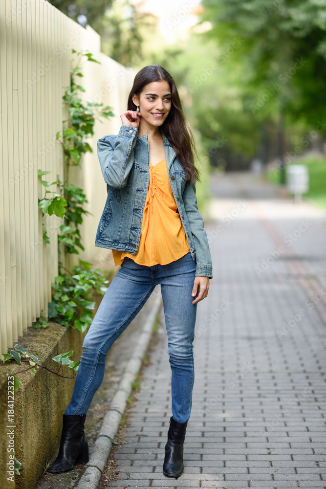 Woman with nice hair wearing casual clothes in urban background.
