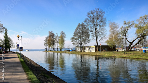 Fototapeta Naklejka Na Ścianę i Meble -  Mazury-kanał Łuczański i jezioro Niegocin w Giżycku