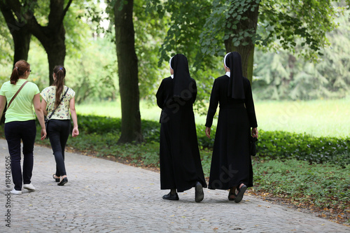 Obraz na plátně Nuns on a walk in the Park in Warsaw