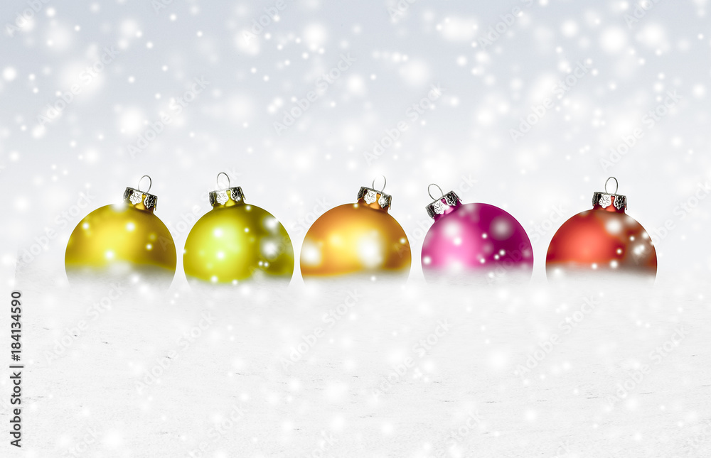 Weihnachtskugeln im Schnee foto de Stock Adobe Stock