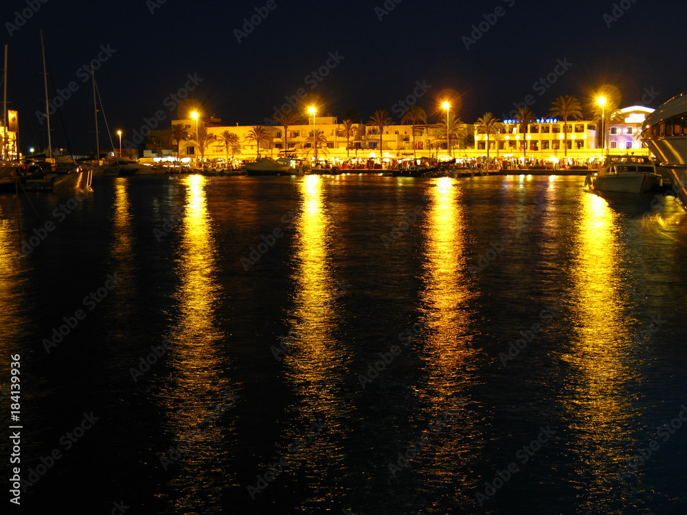 Der Hafen von La Savina auf Formentera bei Nacht