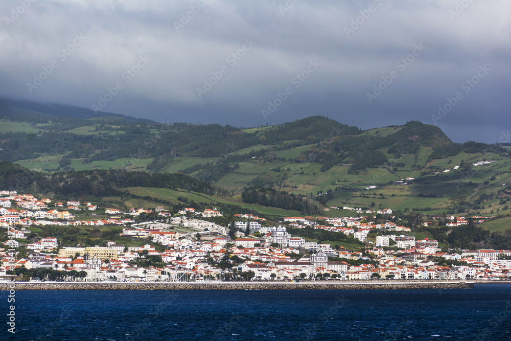 Landschaft mit Blick auf Horta der Insel Faial.