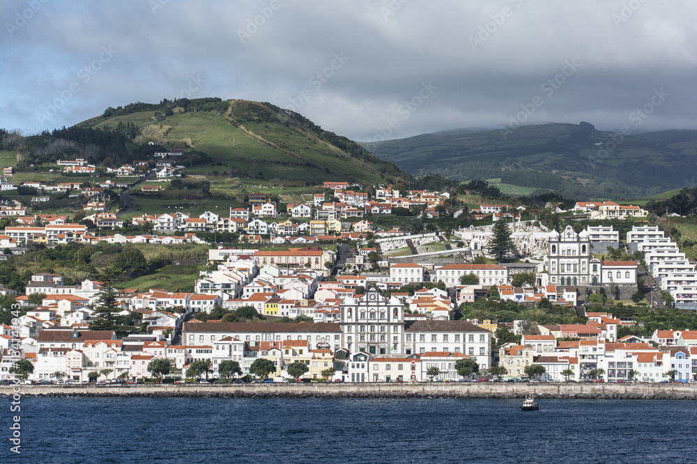 Landschaft mit Blick auf Horta der Insel Faial.