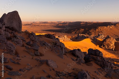 Paysage de sables et de roches dans le Sahara