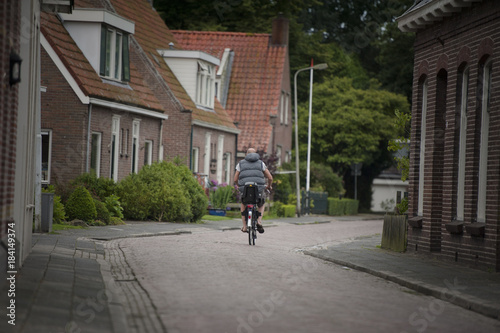 Radfahrer von hinten auf einer Strasse, Niederlande