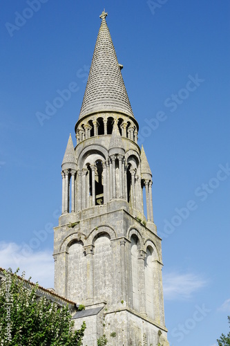 Clocher de l'église de Fenioux en Charente Maritime
