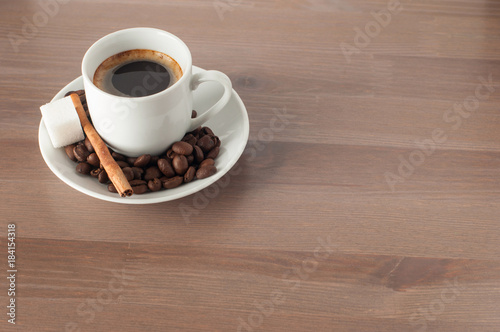 Чашка с кофе стоящая на столе