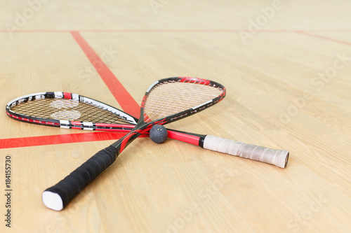 Fotografie two squash rackets and ball