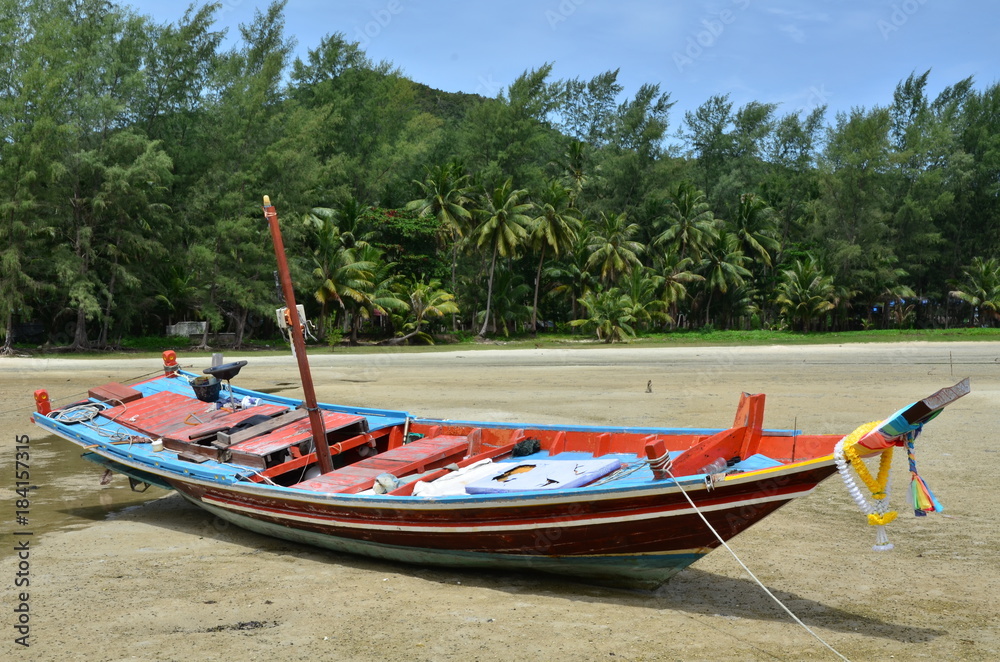 Fototapeta premium BARQUE DE PÊCHE ÉCHOUEE SUR UNE PLAGE ÎLE DE KO PHA NGAN THAÏLANDE 