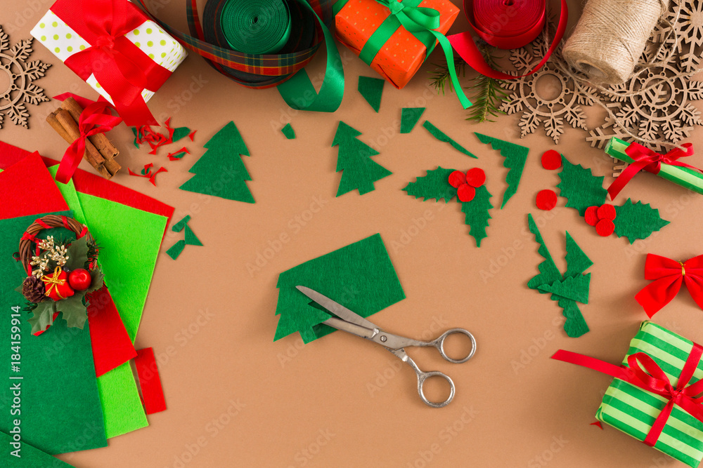 Obraz premium Creative diy hobby. Handmade felt Christmas tree ornament