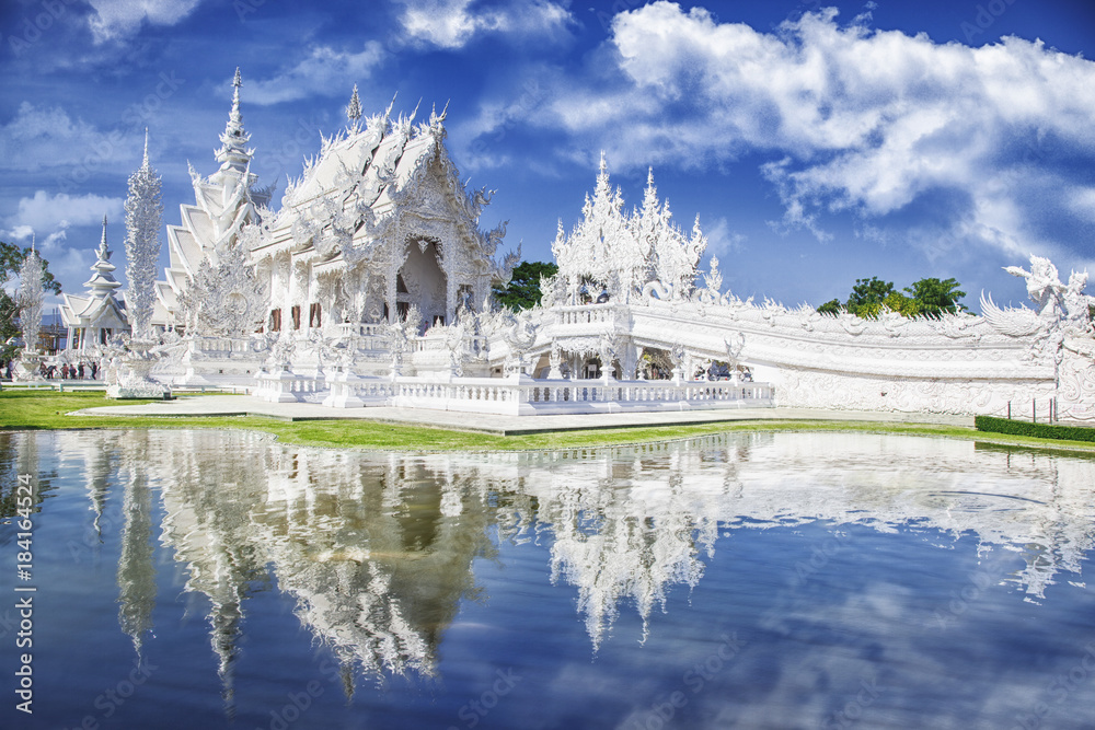 Obraz premium Wat Rong Khun The White Temple and pond with fish, in Chiang Rai, Thailand