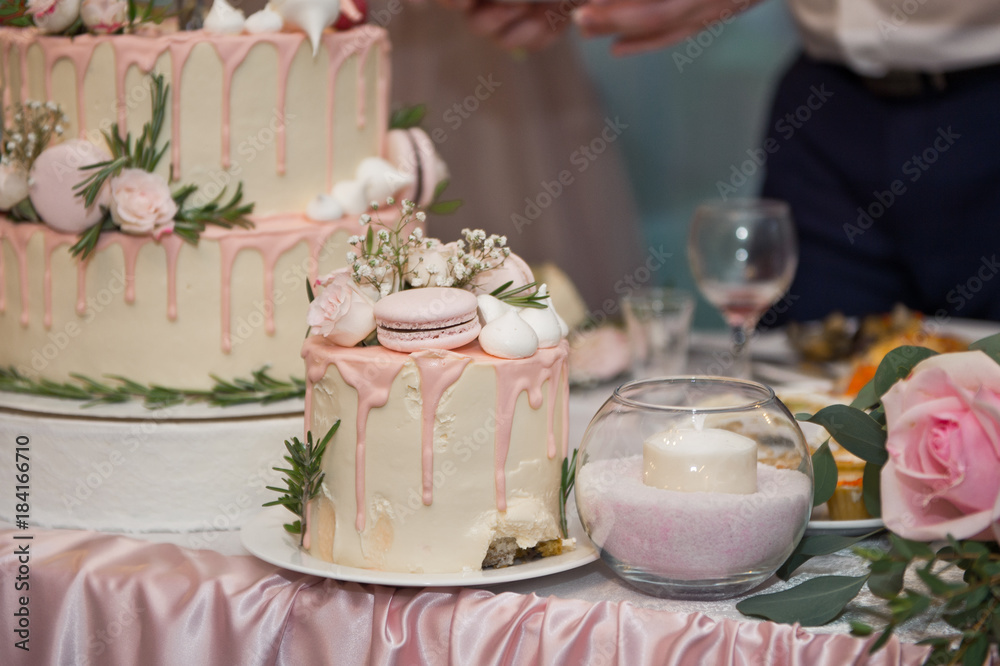 The process of serving guests cake at the wedding 9686.