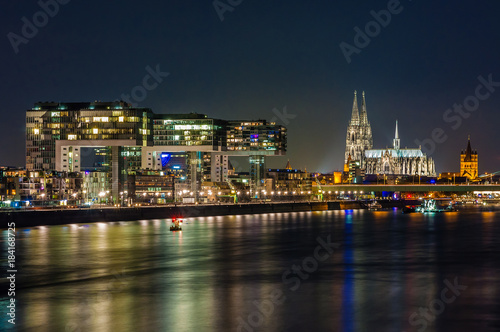 Köln – Kranhäuser und Dom; Deutschland