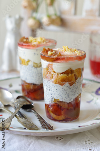 Pflaumen Mohncreme Trifle mit Bisquit