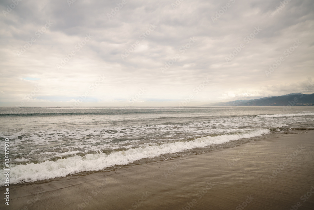 Fototapeta premium ocean waves on Santa Monica beach in cloudy november day
