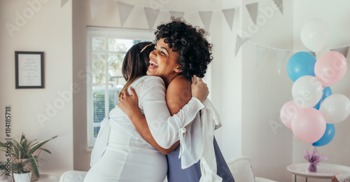 Konstfotografi Pregnant woman hugging a friend at baby shower