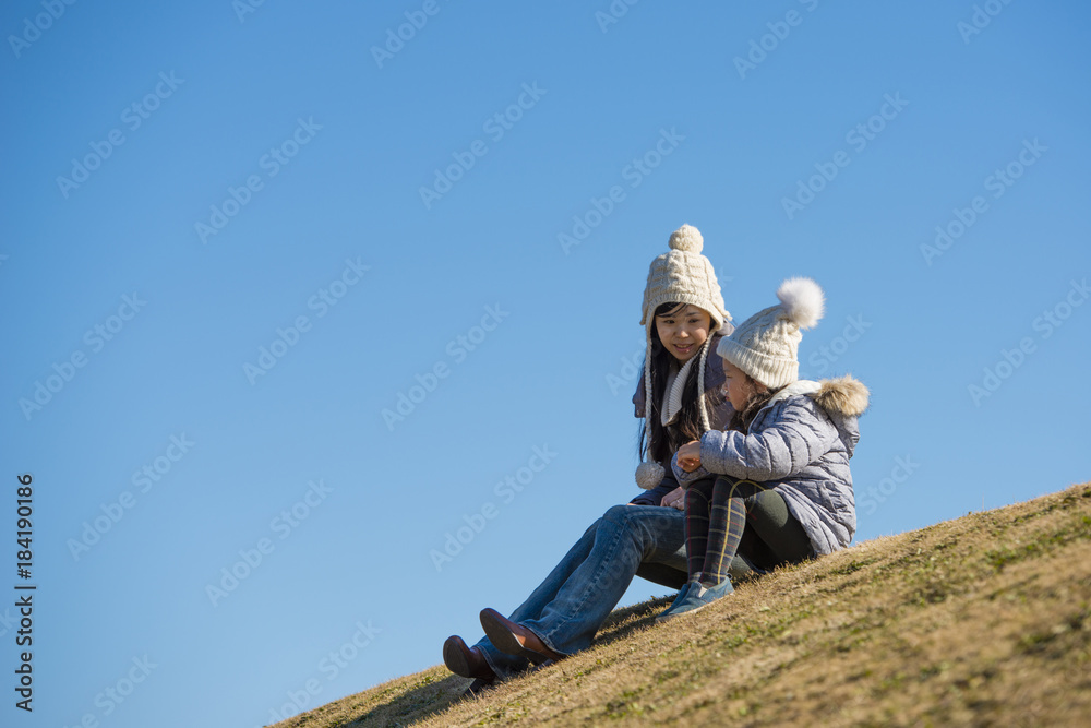 草原で遊ぶ親子