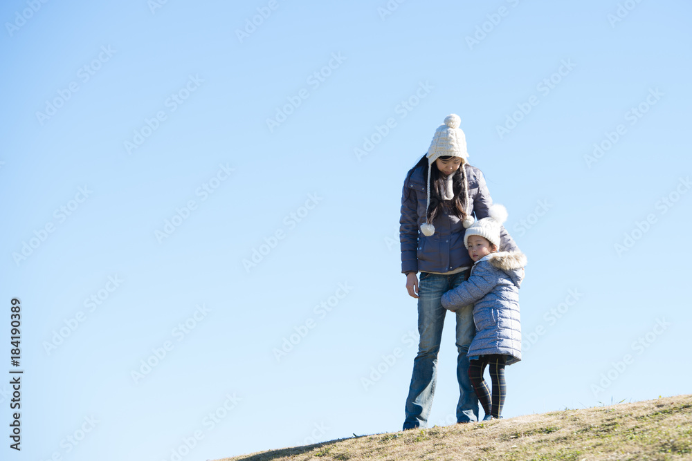 Naklejka premium 草原で遊ぶ親子