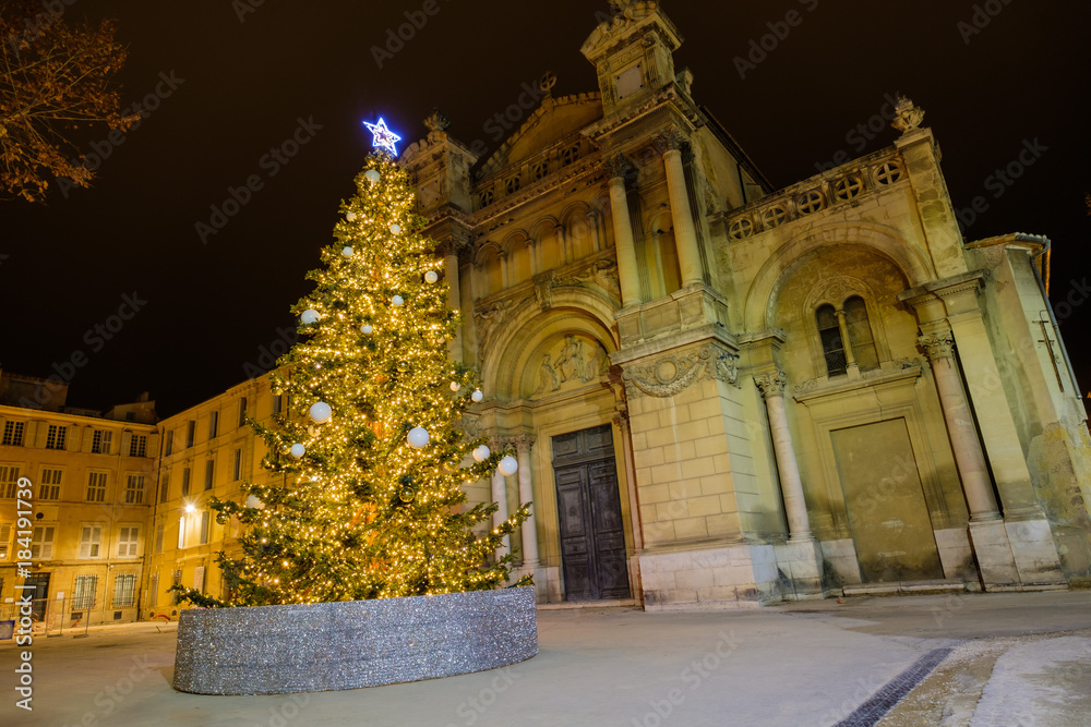 Ancien église au centre ville d'Aix-en-Provence, France. Arbre de Noël decoré devant l'église.
