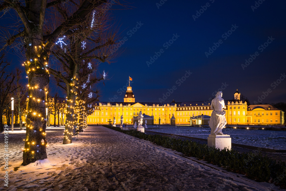 Schloss Karlsruhe weihnachtlich geschmückt