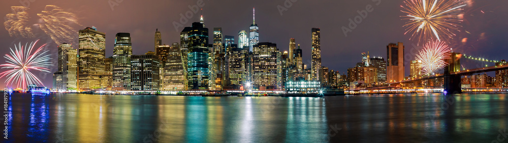 Obraz premium Jaskrawo kolorowe fajerwerki Budynki manhattan Nowy Jork panoramę nocy wieczorem
